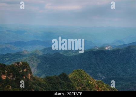 Halten Sie die atemberaubende Essenz von Chinas berühmten scharfen, hoch aufragenden Bergen fest, die an die beeindruckenden Landschaften aus dem Avatar-Film erinnern. Stockfoto