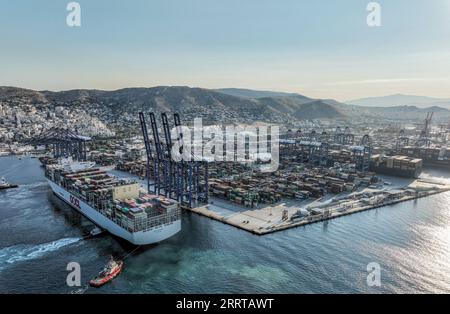 230711 -- ATHEN, 11. Juli 2023 -- dieses Luftbild vom 10. Juli 2023 zeigt OOCL PIRÄUS, eines der größten Containerschiffe der Welt, das im Hafen von Piräus in Griechenland ankommt. Der Hafen von Piräus begrüßte am Montag OOCL PIRÄUS, einen Neubau der Orient Overseas Container Line Europe OOCL und eines der größten Containerschiffe der Welt. DER griechische Hafen von Piräus begrüßt das Mega-Containerschiff GRIECHENLAND-PIRÄUS-HAFEN-OOCL PIRÄUS-CONTAINERSCHIFF ChenxZhanjietonglian PUBLICATIONxNOTxINxCHN Stockfoto