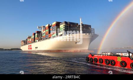 News Bilder des Tages 230711 -- ATHEN, 11. Juli 2023 -- dieses Luftbild vom 10. Juli 2023 zeigt OOCL PIRÄUS, eines der größten Containerschiffe der Welt, das im Hafen von Piräus in Griechenland ankommt. Der Hafen von Piräus begrüßte am Montag OOCL PIRÄUS, einen Neubau der Orient Overseas Container Line Europe OOCL und eines der größten Containerschiffe der Welt. DER griechische Hafen von Piräus begrüßt das Mega-Containerschiff GRIECHENLAND-PIRÄUS-HAFEN-OOCL PIRÄUS-CONTAINERSCHIFF ChenxZhanjietonglian PUBLICATIONxNOTxINxCHN Stockfoto