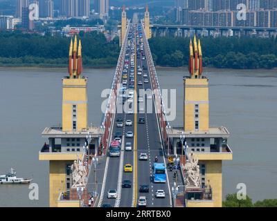 230714 -- NANJING, 14. Juli 2023 -- dieses Luftbild vom 12. Juli 2023 zeigt die Nanjing-Yangtze-Brücke in Nanjing, der ostchinesischen Provinz Jiangsu. Die antike Stadt Nanjing mit einer Geschichte von etwa 2.500 Jahren hat in den letzten Jahren viele Erneuerungsprojekte entlang des Qinhuai-Flusses begonnen. Dies hat dazu beigetragen, Alt und Neu zusammenzubringen, um eine bessere Zukunft der Stadt zu schaffen. Solche Stadterneuerungsprojekte haben auch zum Wohlstand des Kultursektors in der antiken Stadt geführt. Im Jahr 2022 erreichte der Mehrwert der Nanjing-Kulturindustrie 112 Milliarden Yuan, etwa 15,6 Milliarden US-Dolla Stockfoto