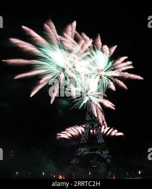 230715 -- PARIS, 15. Juli 2023 -- Feuerwerk explodiert in der Nähe des Eiffelturms während der Feierlichkeiten zum Bastille-Tag in Paris, Frankreich, 14. Juli 2023. Frankreich feierte am Freitag den französischen Nationalfeiertag. FRANCE-PARIS-BASTILLE TAG-FEUERWERK GaoxJing PUBLICATIONxNOTxINxCHN Stockfoto