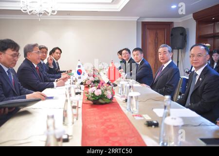 230715 -- JAKARTA, 15. Juli 2023 -- Direktor des Büros der Zentralkommission für auswärtige Angelegenheiten Wang Yi 2nd R trifft sich mit dem südkoreanischen Außenminister Park Jin 2nd L in Jakarta, Indonesien, 14. Juli 2023. INDONESIEN-JAKARTA-CHINA-WANG YI-SÜDKOREA-FM-MEETING XUXQIN PUBLICATIONXNOTXINXCHN Stockfoto