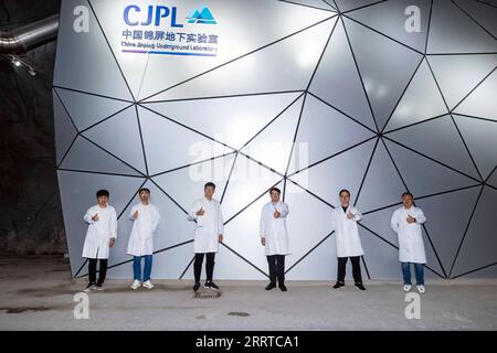 230715 -- XICHANG, 15. Juli 2023 -- Forscher des China Dark Matter Experiments CDEX posieren für ein Gruppenfoto außerhalb der ersten Phase des China Jinping Underground Laboratory in der südwestlichen chinesischen Provinz Sichuan, 3. Juli 2023. Der Berg Jinping liegt im Einzugsgebiet des Yalong River, dem größten Nebenfluss des Jinsha River, und hat die höchste Höhe von 4.410 Metern. Das China Jinping Underground Laboratory CJPL befindet sich in der Mitte des 17,5 Kilometer langen Jinping-Tunnels in der südwestchinesischen Provinz Sichuan. Das 2010 eingeweihte Labor ist eine unterirdische Forschungseinrichtung Stockfoto