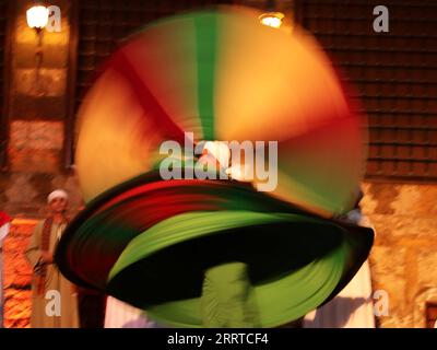 230716 -- KAIRO, 16. Juli 2023 -- Eine Tänzerin spielt Sufi-Tanz während einer Sommernacht im Wekalet El-Ghoury in Kairo, Ägypten, 15. Juli 2023. ÄGYPTEN-KAIRO-SUFI TANZVORFÜHRUNG WangxDongzhen PUBLICATIONxNOTxINxCHN Stockfoto