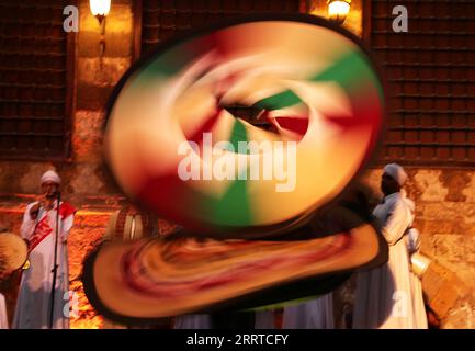 230716 -- KAIRO, 16. Juli 2023 -- Eine Tänzerin spielt Sufi-Tanz während einer Sommernacht im Wekalet El-Ghoury in Kairo, Ägypten, 15. Juli 2023. ÄGYPTEN-KAIRO-SUFI TANZVORFÜHRUNG WangxDongzhen PUBLICATIONxNOTxINxCHN Stockfoto
