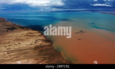 230717 -- ALTUN MOUNTAINS, 17. Juli 2023 -- dieses Luftbild vom 10. Juli 2023 zeigt einen See im Nationalpark Altun Mountains in der autonomen Region Xinjiang Uygur im Nordwesten Chinas. Mit einer durchschnittlichen Höhe von 4.580 Metern erstreckt sich das Altun Mountains National Nature Reserve über eine Gesamtfläche von 45.000 Quadratkilometern und ist ein Vertreter des Ökosystems der Plateauwüste in China. Wang Peng SKYEYECHINA-XINJIANG-ALTUN BERGE-NATURSCHUTZGEBIET CN HuxHuhu PUBLICATIONxNOTxINxCHN Stockfoto