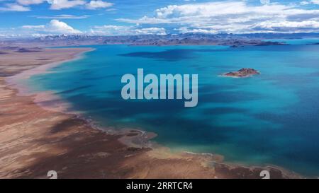 230717 -- ALTUN MOUNTAINS, 17. Juli 2023 -- dieses Luftbild vom 10. Juli 2023 zeigt einen See im Nationalpark Altun Mountains in der autonomen Region Xinjiang Uygur im Nordwesten Chinas. Mit einer durchschnittlichen Höhe von 4.580 Metern erstreckt sich das Altun Mountains National Nature Reserve über eine Gesamtfläche von 45.000 Quadratkilometern und ist ein Vertreter des Ökosystems der Plateauwüste in China. Wang Peng SKYEYECHINA-XINJIANG-ALTUN BERGE-NATURSCHUTZGEBIET CN HuxHuhu PUBLICATIONxNOTxINxCHN Stockfoto