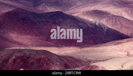 230717 -- ALTUN BERGE, 17. Juli 2023 -- dieses Foto, das am 9. Juli 2023 aufgenommen wurde, zeigt ein Gebiet von Danxia Landform im Altun Mountains National Nature Reserve im Nordwesten Chinas Xinjiang Uygur Autonomous Region. Mit einer durchschnittlichen Höhe von 4.580 Metern erstreckt sich das Altun Mountains National Nature Reserve über eine Gesamtfläche von 45.000 Quadratkilometern und ist ein Vertreter des Ökosystems der Plateauwüste in China. Wang Peng SKYEYECHINA-XINJIANG-ALTUN BERGE-NATURSCHUTZGEBIET CN HuxHuhu PUBLICATIONxNOTxINxCHN Stockfoto
