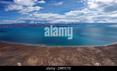 230717 -- ALTUN MOUNTAINS, 17. Juli 2023 -- dieses Luftbild vom 10. Juli 2023 zeigt einen See im Nationalpark Altun Mountains in der autonomen Region Xinjiang Uygur im Nordwesten Chinas. Mit einer durchschnittlichen Höhe von 4.580 Metern erstreckt sich das Altun Mountains National Nature Reserve über eine Gesamtfläche von 45.000 Quadratkilometern und ist ein Vertreter des Ökosystems der Plateauwüste in China. Wang Peng SKYEYECHINA-XINJIANG-ALTUN BERGE-NATURSCHUTZGEBIET CN HuxHuhu PUBLICATIONxNOTxINxCHN Stockfoto