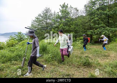 230717 -- ZHONGXIAN, 17. Juli 2023 -- Forscher des Institute of Mountain Hazards and Environment unter der Chinesischen Akademie der Wissenschaften CAS gehen zu einer Fluktuationszone des Three Gorges Reservoir im Zhongxian County, südwestchinesisches Chongqing, 6. Juli 2023. Die Region des Three Gorges Reservoir, die Heimat des größten Wasserkraftprojekts der Welt, erstreckt sich über etwa 10.000 Quadratkilometer entlang des Yangtze River, Chinas längster Wasserstraße. Die saisonalen Lücken in den Wasserständen des Stausees haben zu einer Wasserstandsschwankungszone geführt, die 349 Quadratkilometer entlang des Yangtze-Flusses umfasst. Die Zone Stockfoto