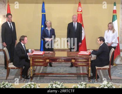 230717 -- TUNIS, 17. Juli 2023 -- In Anwesenheit des italienischen Ministerpräsidenten Giorgia Meloni Rear, 1. R, des tunesischen Präsidenten Kais Saied Rear, 2. R, wird Eine Vereinbarung über Eine strategische und umfassende Partnerschaft zwischen Tunesien und der Europäischen Union unterzeichnet. der niederländische Premierminister Mark Rutte hinten, 1. L, und die Präsidentin der Europäischen Kommission, Ursula von der Leyen hinten, 2. L, Tunis, Tunesien, 16. Juli 2023. Tunesien und die EU unterzeichneten am Sonntag eine Vereinbarung über eine strategische und umfassende Partnerschaft, so der tunesische Ratsvorsitz. Nach Angaben des europäischen Fernsehsenders Euron Stockfoto