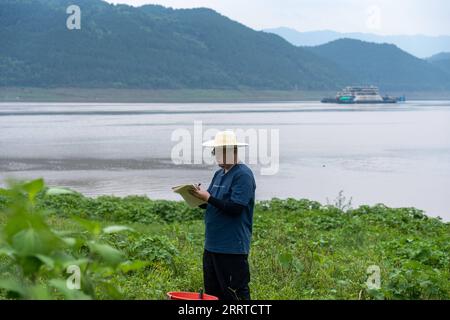 230717 -- ZHONGXIAN, 17. Juli 2023 -- Ein Forscher des Institute of Mountain Hazards and Environment unter der Chinesischen Akademie der Wissenschaften CAS führt wissenschaftliche Überwachung in einer Fluktuationszone des Three Gorges Reservoir im Zhongxian County, südwestchinesisches Chongqing, 6. Juli 2023 durch. Die Region des Three Gorges Reservoir, die Heimat des größten Wasserkraftprojekts der Welt, erstreckt sich über etwa 10.000 Quadratkilometer entlang des Yangtze River, Chinas längster Wasserstraße. Die saisonalen Lücken in den Wasserständen des Stausees haben zu einer Fluktuationszone des Wasserspiegels von 349 Quadratkilometern geführt Stockfoto