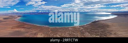 230717 -- ALTUN MOUNTAINS, 17. Juli 2023 -- dieses Luftbild vom 10. Juli 2023 zeigt einen See im Nationalpark Altun Mountains in der autonomen Region Xinjiang Uygur im Nordwesten Chinas. Mit einer durchschnittlichen Höhe von 4.580 Metern erstreckt sich das Altun Mountains National Nature Reserve über eine Gesamtfläche von 45.000 Quadratkilometern und ist ein Vertreter des Ökosystems der Plateauwüste in China. Wang Peng SKYEYECHINA-XINJIANG-ALTUN BERGE-NATURSCHUTZGEBIET CN HuxHuhu PUBLICATIONxNOTxINxCHN Stockfoto