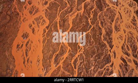 230717 -- ALTUN BERGE, 17. Juli 2023 -- dieses Luftbild vom 10. Juli 2023 zeigt Täler im Altun Mountains National Nature Reserve im Nordwesten Chinas Xinjiang Uygur Autonomous Region. Mit einer durchschnittlichen Höhe von 4.580 Metern erstreckt sich das Altun Mountains National Nature Reserve über eine Gesamtfläche von 45.000 Quadratkilometern und ist ein Vertreter des Ökosystems der Plateauwüste in China. Wang Peng SKYEYECHINA-XINJIANG-ALTUN BERGE-NATURSCHUTZGEBIET CN HuxHuhu PUBLICATIONxNOTxINxCHN Stockfoto