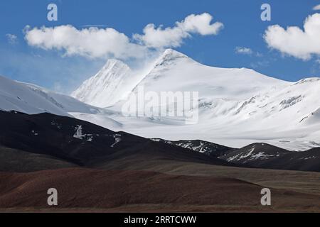 230717 -- ALTUN MOUNTAINS, 17. Juli 2023 -- dieses Foto, das am 9. Juli 2023 aufgenommen wurde, zeigt Schneeberge im Altun Mountains National Nature Reserve im Nordwesten Chinas Xinjiang Uygur Autonomous Region. Mit einer durchschnittlichen Höhe von 4.580 Metern erstreckt sich das Altun Mountains National Nature Reserve über eine Gesamtfläche von 45.000 Quadratkilometern und ist ein Vertreter des Ökosystems der Plateauwüste in China. Wang Peng SKYEYECHINA-XINJIANG-ALTUN BERGE-NATURSCHUTZGEBIET CN HuxHuhu PUBLICATIONxNOTxINxCHN Stockfoto