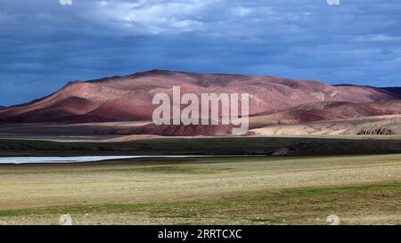 230717 -- ALTUN BERGE, 17. Juli 2023 -- dieses Foto, das am 9. Juli 2023 aufgenommen wurde, zeigt ein Gebiet von Danxia Landform im Altun Mountains National Nature Reserve im Nordwesten Chinas Xinjiang Uygur Autonomous Region. Mit einer durchschnittlichen Höhe von 4.580 Metern erstreckt sich das Altun Mountains National Nature Reserve über eine Gesamtfläche von 45.000 Quadratkilometern und ist ein Vertreter des Ökosystems der Plateauwüste in China. Wang Peng SKYEYECHINA-XINJIANG-ALTUN BERGE-NATURSCHUTZGEBIET CN HuxHuhu PUBLICATIONxNOTxINxCHN Stockfoto