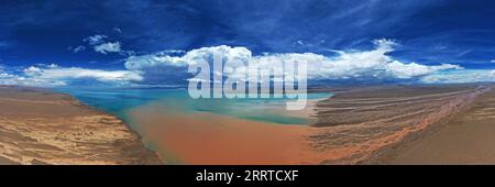 230717 -- ALTUN MOUNTAINS, 17. Juli 2023 -- dieses Luftbild vom 10. Juli 2023 zeigt einen See im Nationalpark Altun Mountains in der autonomen Region Xinjiang Uygur im Nordwesten Chinas. Mit einer durchschnittlichen Höhe von 4.580 Metern erstreckt sich das Altun Mountains National Nature Reserve über eine Gesamtfläche von 45.000 Quadratkilometern und ist ein Vertreter des Ökosystems der Plateauwüste in China. Wang Peng SKYEYECHINA-XINJIANG-ALTUN BERGE-NATURSCHUTZGEBIET CN HuxHuhu PUBLICATIONxNOTxINxCHN Stockfoto