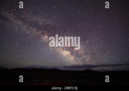 230717 -- ALTUN BERGE, 17. Juli 2023 -- dieses Foto, das am 8. Juli 2023 aufgenommen wurde, zeigt einen nächtlichen Blick in das Altun Mountains National Nature Reserve im Nordwesten Chinas Xinjiang Uygur Autonomous Region. Mit einer durchschnittlichen Höhe von 4.580 Metern erstreckt sich das Altun Mountains National Nature Reserve über eine Gesamtfläche von 45.000 Quadratkilometern und ist ein Vertreter des Ökosystems der Plateauwüste in China. Wang Peng SKYEYECHINA-XINJIANG-ALTUN BERGE-NATURSCHUTZGEBIET CN HuxHuhu PUBLICATIONxNOTxINxCHN Stockfoto