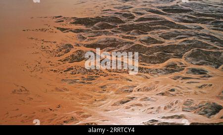 230717 -- ALTUN BERGE, 17. Juli 2023 -- dieses Luftbild vom 10. Juli 2023 zeigt Täler im Altun Mountains National Nature Reserve im Nordwesten Chinas Xinjiang Uygur Autonomous Region. Mit einer durchschnittlichen Höhe von 4.580 Metern erstreckt sich das Altun Mountains National Nature Reserve über eine Gesamtfläche von 45.000 Quadratkilometern und ist ein Vertreter des Ökosystems der Plateauwüste in China. Wang Peng SKYEYECHINA-XINJIANG-ALTUN BERGE-NATURSCHUTZGEBIET CN HuxHuhu PUBLICATIONxNOTxINxCHN Stockfoto