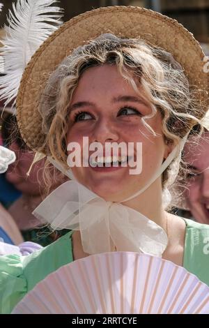 Bath, UK. September 2023. Die Grand Regency Parade ist der Beginn des jährlichen Jane Austen Festivals in Bath. Das jährliche Festival zieht Austen-Fans aus aller Welt an, die Prozession von rund 500 Menschen in Kostümen ist der Beginn einer Woche von Austen inspirierter Veranstaltungen. Ausgehend vom Holbourne Museum führt die Prozession durch historische Straßen, die seit der Zeit von Austen kaum verändert wurden, zu den Versammlungsräumen. Quelle: JMF News/Alamy Live News Stockfoto