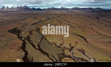 230717 -- ALTUN BERGE, 17. Juli 2023 -- dieses Luftbild vom 6. Juli 2023 zeigt Täler im Altun Mountains National Nature Reserve im Nordwesten Chinas Xinjiang Uygur Autonomous Region. Mit einer durchschnittlichen Höhe von 4.580 Metern erstreckt sich das Altun Mountains National Nature Reserve über eine Gesamtfläche von 45.000 Quadratkilometern und ist ein Vertreter des Ökosystems der Plateauwüste in China. Wang Peng SKYEYECHINA-XINJIANG-ALTUN BERGE-NATURSCHUTZGEBIET CN HuxHuhu PUBLICATIONxNOTxINxCHN Stockfoto