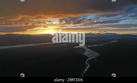 230717 -- ALTUN BERGE, 17. Juli 2023 -- dieses Luftbild vom 6. Juli 2023 zeigt einen Sonnenuntergang im Nationalpark Altun Berge in der autonomen Region Xinjiang Uygur im Nordwesten Chinas. Mit einer durchschnittlichen Höhe von 4.580 Metern erstreckt sich das Altun Mountains National Nature Reserve über eine Gesamtfläche von 45.000 Quadratkilometern und ist ein Vertreter des Ökosystems der Plateauwüste in China. Wang Peng SKYEYECHINA-XINJIANG-ALTUN BERGE-NATURSCHUTZGEBIET CN HuxHuhu PUBLICATIONxNOTxINxCHN Stockfoto