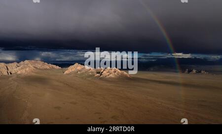 230717 -- ALTUN MOUNTAINS, 17. Juli 2023 -- dieses Luftbild vom 10. Juli 2023 zeigt einen Regenbogen im Nationalpark Altun Mountains in der autonomen Region Xinjiang Uygur im Nordwesten Chinas. Mit einer durchschnittlichen Höhe von 4.580 Metern erstreckt sich das Altun Mountains National Nature Reserve über eine Gesamtfläche von 45.000 Quadratkilometern und ist ein Vertreter des Ökosystems der Plateauwüste in China. Wang Peng SKYEYECHINA-XINJIANG-ALTUN BERGE-NATURSCHUTZGEBIET CN HuxHuhu PUBLICATIONxNOTxINxCHN Stockfoto