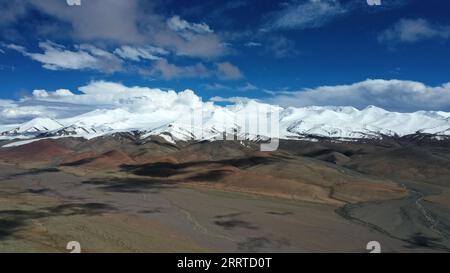 230717 -- ALTUN MOUNTAINS, 17. Juli 2023 -- dieses Luftbild vom 8. Juli 2023 zeigt Schneeberge im Altun Mountains National Nature Reserve im Nordwesten Chinas Xinjiang Uygur Autonomous Region. Mit einer durchschnittlichen Höhe von 4.580 Metern erstreckt sich das Altun Mountains National Nature Reserve über eine Gesamtfläche von 45.000 Quadratkilometern und ist ein Vertreter des Ökosystems der Plateauwüste in China. Wang Peng SKYEYECHINA-XINJIANG-ALTUN BERGE-NATURSCHUTZGEBIET CN HuxHuhu PUBLICATIONxNOTxINxCHN Stockfoto