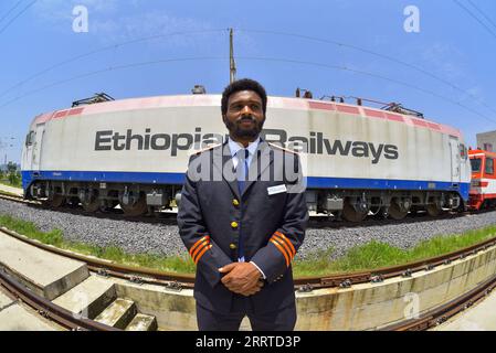 230718 -- ADDIS ABEBA, 18. Juli 2023 -- Dejen Gezu, einer der ersten lizenzierten Fahrer für elektrifizierte Züge in Äthiopien, wird am 13. Juli 2023 auf dem Indode-Bahnhof der Normalspurbahn Äthiopien-Dschibuti in Addis Abeba (Äthiopien) gesehen. Die 752 km lange Normalspurbahn Äthiopien-Dschibuti, auch bekannt als die Addis Abeba-Dschibuti-Eisenbahn, ist die erste elektrifizierte grenzüberschreitende Eisenbahn in Afrika, ein Vorzeigeprojekt im Rahmen der von China vorgeschlagenen Belt and Road Initiative. Gezu beschrieb sich selbst als ein Beispiel für Chinas erfolgreiches Bestreben, Wissen und Erfahrung zu vermitteln und zu helfen Stockfoto