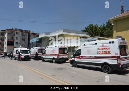 230718 -- ANKARA, 18. Juli 2023 -- Krankenwagen werden in das Gebiet geschickt, wo am 18. Juli 2023 im Bezirk Kayas in Ankara, T¹rkiye, eine Explosion ereignete. Vier Arbeiter wurden am Dienstag bei einer Explosion in einer Munitionsfabrik der Mechanical and Chemical Industry Corporation MKE in Ankara in der Nachbarschaft Kayas verwundet, sagte der türkische Innenminister. /Handout über Xinhua TRKIYE-ANKARA-FACTORY-EXPLOSION MustafaxKaya PUBLICATIONxNOTxINxCHN Stockfoto