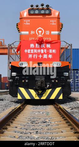 230719 -- ZHENGZHOU, 19. Juli 2023 -- Ein chinesisch-europäischer Güterzug nach Hamburg, Deutschland, wartet am Bahnhof Putian in Zhengzhou, der Hauptstadt der zentralchinesischen Provinz Henan, am 18. Juli 2023. Zhengzhou hat seit dem 18. Juli 2013 7.572 China-Europa-Güterzüge abgefertigt, die 670.000 TEU-Frachteinheiten in Höhe von 20 Fuß beförderten. CHINA-HENAN-ZHENGZHOU-EUROPE-GÜTERZUG CN LIXJIANAN PUBLICATIONXNOTXINXCHN Stockfoto