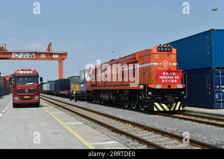 230719 -- ZHENGZHOU, 19. Juli 2023 -- Ein chinesisch-europäischer Güterzug nach Hamburg, Deutschland, wartet am Bahnhof Putian in Zhengzhou, der Hauptstadt der zentralchinesischen Provinz Henan, am 18. Juli 2023. Zhengzhou hat seit dem 18. Juli 2013 7.572 China-Europa-Güterzüge abgefertigt, die 670.000 TEU-Frachteinheiten in Höhe von 20 Fuß beförderten. CHINA-HENAN-ZHENGZHOU-EUROPE-GÜTERZUG CN LUXPENG PUBLICATIONXNOTXINXCHN Stockfoto