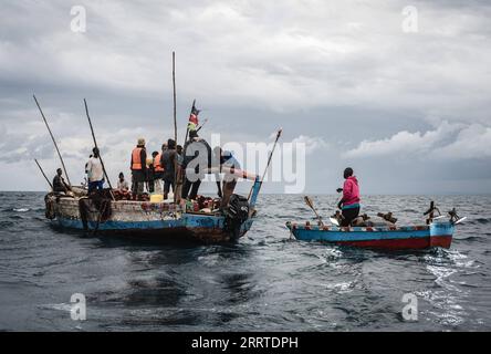 230719 -- NAIROBI, 19. Juli 2023 -- Fischer fangen Fisch in Ostkenien, 22. Juni 2023. Xinhua Schlagzeilen: Afrikanische Produkte blühen in China, während der grenzüberschreitende Handel WangxGuansen PUBLICATIONxNOTxINxCHN blüht Stockfoto