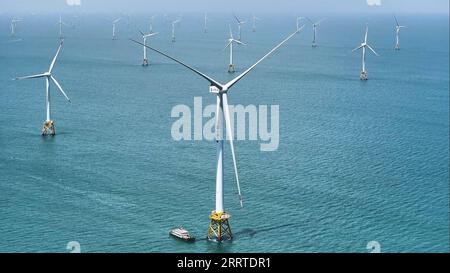 230719 -- FUZHOU, 19. Juli 2023 -- dieses Luftbild vom 19. Juli 2023 zeigt eine 16-Megawatt-Windkraftanlage auf dem Offshore-Windpark Fujian, der von der Küste der südöstlichen chinesischen Provinz Fujian betrieben wird. Die weltweit erste 16-Megawatt-Offshore-Windkraftanlage vor der Küste der Provinz Fujian wurde erfolgreich ans Netz angeschlossen und begann am Mittwoch mit der Stromerzeugung. Die Windkraftanlage verfügt über die größte Stromerzeugungskapazität aller weltweit in Betrieb befindlichen Windkraftanlagen, so das Unternehmen. Die Turbinenschaufeln sind jeweils 123 Meter lang und können eine Fläche von etwa 50.000 squa abfegen Stockfoto