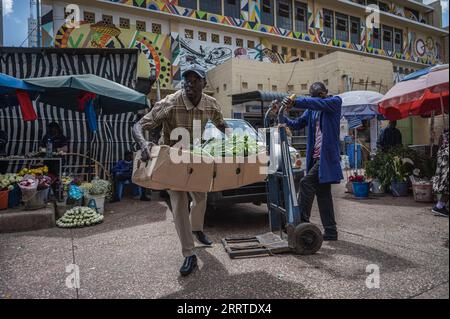 230719 -- NAIROBI, 19. Juli 2023 -- Händler transportieren Blumen, die auf einem Markt in Nairobi, Kenia, 10. Juli 2023 verkauft werden sollen. Xinhua Schlagzeilen: Afrikanische Produkte blühen in China, während der grenzüberschreitende Handel WangxGuansen PUBLICATIONxNOTxINxCHN blüht Stockfoto