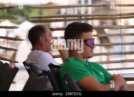230720 -- MONTPELLIER, 20. Juli 2023 -- Menschen ruhen sich an einer Bar aus, da die höchste Temperatur 38 Grad Celsius in Montpellier, Südfrankreich, 19. Juli 2023 erreicht. Am Mittwoch wurden in ganz Europa Warnungen wegen extremer Hitze ausgegeben, da der beste Teil des Kontinents von der intensivsten Hitzewelle seit Beginn der Aufzeichnungen erfasst wurde. FRANCE-MONTPELLIER-HEATWAVE GaoxJing PUBLICATIONxNOTxINxCHN Stockfoto
