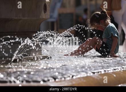 230720 -- MONTPELLIER, 20. Juli 2023 -- Ein Mädchen kühlt sich an einem Brunnen von drei Gnaden auf dem Place de Comedie, als die höchste Temperatur in Montpellier, Südfrankreich, am 19. Juli 2023 38 Grad Celsius erreicht. Am Mittwoch wurden in ganz Europa Warnungen wegen extremer Hitze ausgegeben, da der beste Teil des Kontinents von der intensivsten Hitzewelle seit Beginn der Aufzeichnungen erfasst wurde. FRANCE-MONTPELLIER-HEATWAVE GaoxJing PUBLICATIONxNOTxINxCHN Stockfoto