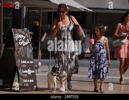 230720 -- MONTPELLIER, 20. Juli 2023 -- Leute gehen am Place de Comedie, da die höchste Temperatur 38 Grad Celsius erreicht in Montpellier, Südfrankreich, 19. Juli 2023. Am Mittwoch wurden in ganz Europa Warnungen wegen extremer Hitze ausgegeben, da der beste Teil des Kontinents von der intensivsten Hitzewelle seit Beginn der Aufzeichnungen erfasst wurde. FRANCE-MONTPELLIER-HEATWAVE GaoxJing PUBLICATIONxNOTxINxCHN Stockfoto