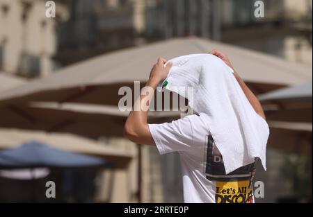 230720 -- MONTPELLIER, 20. Juli 2023 -- Ein Mann bedeckt sich mit einem Handtuch, da die höchste Temperatur 38 Grad Celsius in Montpellier, Südfrankreich, 19. Juli 2023 erreicht. Am Mittwoch wurden in ganz Europa Warnungen wegen extremer Hitze ausgegeben, da der beste Teil des Kontinents von der intensivsten Hitzewelle seit Beginn der Aufzeichnungen erfasst wurde. FRANCE-MONTPELLIER-HEATWAVE GaoxJing PUBLICATIONxNOTxINxCHN Stockfoto