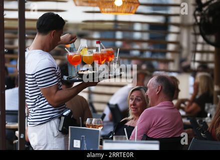 230720 -- MONTPELLIER, 20. Juli 2023 -- Ein Kellner serviert Eisgetränke an einer Bar in Montpellier, Südfrankreich, 18. Juli 2023. Am Mittwoch wurden in ganz Europa Warnungen wegen extremer Hitze ausgegeben, da der beste Teil des Kontinents von der intensivsten Hitzewelle seit Beginn der Aufzeichnungen erfasst wurde. FRANCE-MONTPELLIER-HEATWAVE GaoxJing PUBLICATIONxNOTxINxCHN Stockfoto