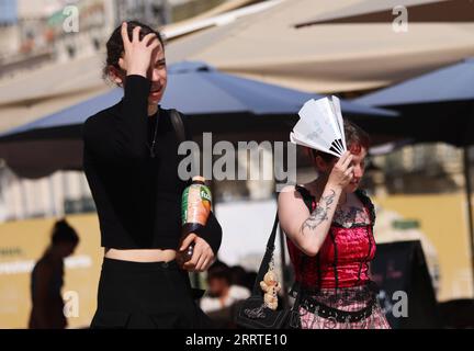 230720 -- MONTPELLIER, 20. Juli 2023 -- Leute gehen am Place de Comedie, da die höchste Temperatur 38 Grad Celsius erreicht in Montpellier, Südfrankreich, 19. Juli 2023. Am Mittwoch wurden in ganz Europa Warnungen wegen extremer Hitze ausgegeben, da der beste Teil des Kontinents von der intensivsten Hitzewelle seit Beginn der Aufzeichnungen erfasst wurde. FRANCE-MONTPELLIER-HEATWAVE GaoxJing PUBLICATIONxNOTxINxCHN Stockfoto
