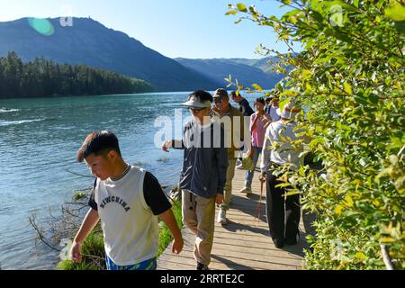 230720 -- BURQIN, 20. Juli 2023 -- Menschen besuchen das malerische Gebiet Kanas in der Präfektur Altay, Nordwestchinas autonome Region Xinjiang Uygur, 19. Juli 2023. Die landschaftlich reizvolle Gegend von Kanas ist im Sommer in die Hochsaison des Tourismus eingetreten. Bis zum 18. Juli hat es in diesem Jahr mehr als 1,55 Millionen Touristen empfangen, so die örtliche Behörde. CHINA-XINJIANG-KANAS-TOURISMCN DingxLei PUBLICATIONxNOTxINxCHN Stockfoto