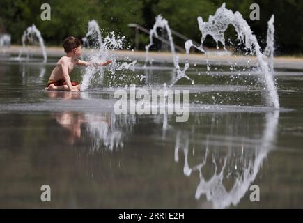 230720 -- MONTPELLIER, 20. Juli 2023 -- Ein Junge kühlt sich am Brunnen in Montpellier, Südfrankreich, 18. Juli 2023. Am Mittwoch wurden in ganz Europa Warnungen wegen extremer Hitze ausgegeben, da der beste Teil des Kontinents von der intensivsten Hitzewelle seit Beginn der Aufzeichnungen erfasst wurde. FRANCE-MONTPELLIER-HEATWAVE GaoxJing PUBLICATIONxNOTxINxCHN Stockfoto