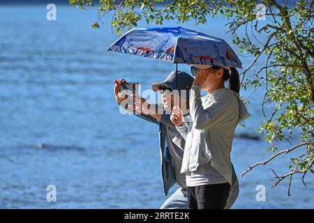 230720 -- BURQIN, 20. Juli 2023 -- Menschen machen Fotos im Kanas Scenic Area in der Präfektur Altay, Nordwestchina, Xinjiang Uygur Autonomous Region, 19. Juli 2023. Die landschaftlich reizvolle Gegend von Kanas ist im Sommer in die Hochsaison des Tourismus eingetreten. Bis zum 18. Juli hat es in diesem Jahr mehr als 1,55 Millionen Touristen empfangen, so die örtliche Behörde. CHINA-XINJIANG-KANAS-TOURISMCN DingxLei PUBLICATIONxNOTxINxCHN Stockfoto