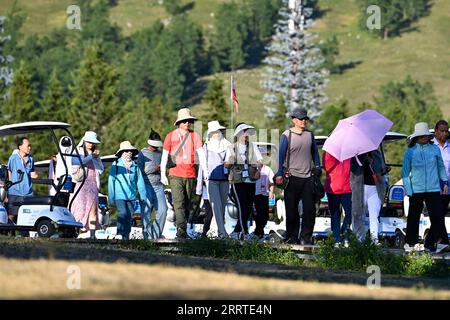 230720 -- BURQIN, 20. Juli 2023 -- Menschen besuchen das malerische Gebiet Kanas in der Präfektur Altay, Nordwestchinas autonome Region Xinjiang Uygur, 19. Juli 2023. Die landschaftlich reizvolle Gegend von Kanas ist im Sommer in die Hochsaison des Tourismus eingetreten. Bis zum 18. Juli hat es in diesem Jahr mehr als 1,55 Millionen Touristen empfangen, so die örtliche Behörde. CHINA-XINJIANG-KANAS-TOURISMCN DingxLei PUBLICATIONxNOTxINxCHN Stockfoto