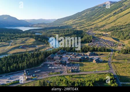 230720 -- BURQIN, 20. Juli 2023 -- dieses Luftbild, aufgenommen am 19. Juli 2023, zeigt die Landschaft der Kanas-Landschaft in der Präfektur Altay, der nordwestchinesischen autonomen Region Xinjiang Uygur. Die landschaftlich reizvolle Gegend von Kanas ist im Sommer in die Hochsaison des Tourismus eingetreten. Bis zum 18. Juli hat es in diesem Jahr mehr als 1,55 Millionen Touristen empfangen, so die örtliche Behörde. CHINA-XINJIANG-KANAS-TOURISMCN DingxLei PUBLICATIONxNOTxINxCHN Stockfoto