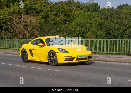 2019 Porsche 718 Cayman S-A T 300 PDK Auto Start/Stop Yellow Car Coupe Benzin 1988 ccm; Autobahnbrücke im Großraum Manchester, Großbritannien überqueren. Stockfoto