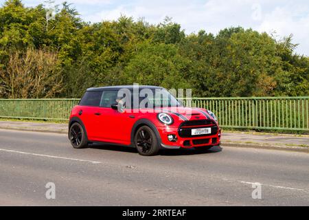 2018 Mini Cooper S Start/Stop Red Car Hatchback Petrol 1998 ccm; Autobahnbrücke in Greater Manchester, UK überqueren. Stockfoto