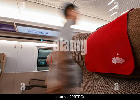 230721 -- CHANGCHUN, 21. Juli 2023 -- dieses Foto, das am 21. Juli 2023 aufgenommen wurde, zeigt die Innenansicht des Fuxing-Hochgeschwindigkeitszuges, der speziell für die asiatischen Spiele in Hangzhou in Changchun, der nordöstlichen chinesischen Provinz Jilin, entwickelt wurde. Der Zug rollte am Freitag in Changchun ab. CHINA-JILIN-CHANGCHUN-BULLET ZUG-ASIATISCHE SPIELE CN YANXLINYUN PUBLICATIONXNOTXINXCHN Stockfoto