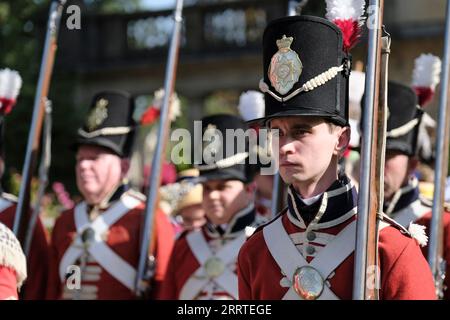 Bath, UK. September 2023. Die Grand Regency Parade ist der Beginn des jährlichen Jane Austen Festivals in Bath. Das jährliche Festival zieht Austen-Fans aus aller Welt an, die Prozession von rund 500 Menschen in Kostümen ist der Beginn einer Woche von Austen inspirierter Veranstaltungen. Ausgehend vom Holbourne Museum führt die Prozession durch historische Straßen, die seit der Zeit von Austen kaum verändert wurden, zu den Versammlungsräumen. Quelle: JMF News/Alamy Live News Stockfoto